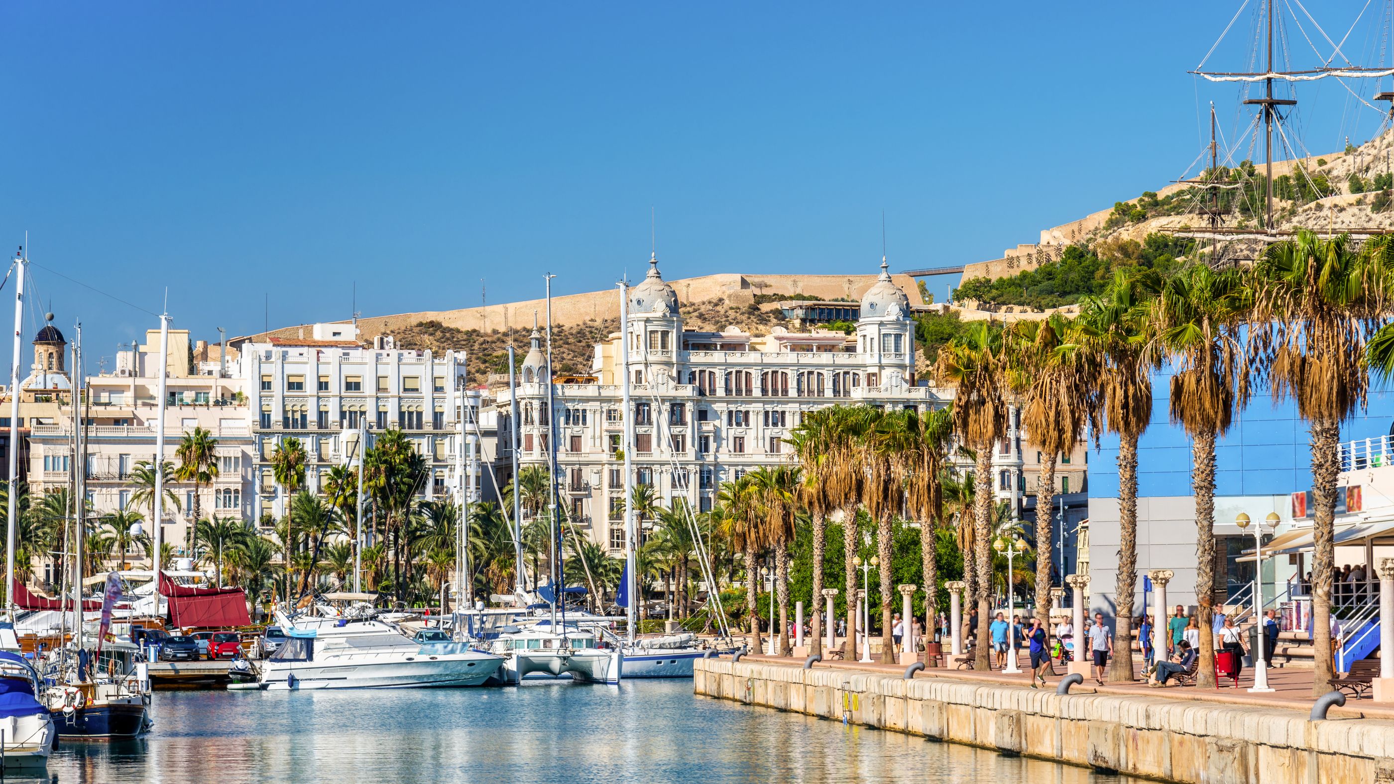 Alicante stad marinan piren